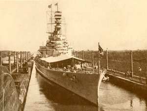 H.M.S. Renown door het Panamakanaal met de hertog en hertogin van York aan boord, ca. 1930 door Unbekannt