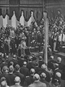 Z.M. De Koning legt de Eerste Steen van Lloyds Nieuwe Gebouw 23 mei 1925, 1928