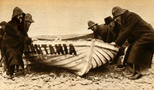 Het ophalen van een van de boten van de Lusitania, Ierland, mei 1915, 1933