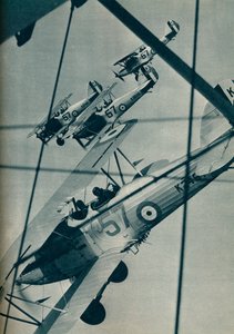 Hawker Hart dubbeldekkers vliegen in formatie, ca. 1936-1937