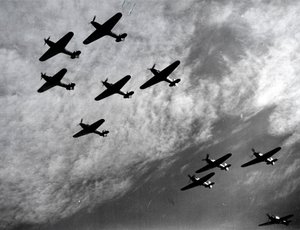 Hawker Hurricanes vliegen in formatie, Slag om Engeland, Tweede Wereldoorlog, 1940 door Unbekannt