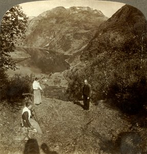 Hooien op bergplateau hoog boven het dorp Marok en spiegelhelder Geirangerfjord, Noorwegen, ca. 1905 door Unbekannt