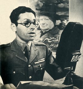 Hij leest het nieuws in Marokkaans Arabisch. Een lid van het Vrije Franse Leger, 1942 door Unbekannt