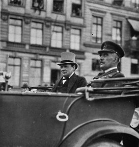 Hij ging naar Keulen naar het Hoofdkwartier van het Britse Bezettingsleger, c1919, 1945