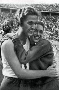 Helen Stephens en Alice Arden, Amerikaanse atleten, Berlijnse Olympische Spelen, 1936 door Unbekannt