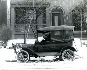 Hermann von Schrenk in een Ford uit 1916 voor zijn huis aan 4139 McPherson, St. Louis, Mo door Unbekannt