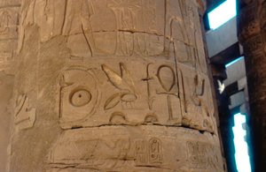 Hiërogliefen gegraveerd op een zuil in de Tempel van Karnak, Egypte, ca. 14e-13e eeuw v.Chr. door Unbekannt