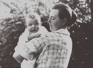 Hilde Mangold met haar baby, 1924 door Unbekannt