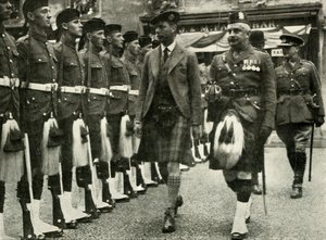 Zijne Majesteit inspecteert de erewacht van de Black Watch in Perth in augustus, 1935 door Unbekannt