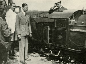Zijne Majesteit inspecteert de miniatuurspoorweg in New Romney, Kent, 1926, 1937 door Unbekannt