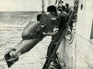 Het hijsen van een door een man bemande torpedo aan boord van een schip, Tweede Wereldoorlog, 1945