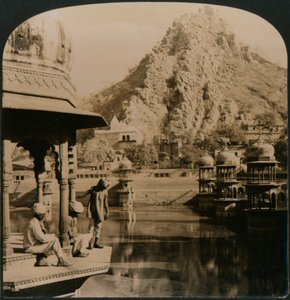 Heilige tank van Alwar, omgeven door paleizen en heiligdommen, een scène van ongeëvenaarde schoonheid, India, 1907 door Unbekannt