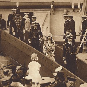 Weer Thuis - De Hertog en Hertogin landen in Portsmouth 27 juni 1927, 1937