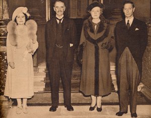 Weer Thuis - de Koning, de Koningin, met de heer en mevrouw Chamberlain, 1938 door Unbekannt