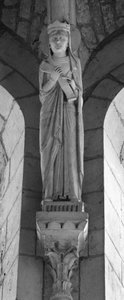 In een spitsboogval, de Koningin van het Oude Testament. Anonieme sculptuur. Collegiale Saint Sylvain, Levroux (Indre) door Unbekannt