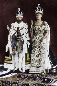 In het voorjaar van 1910 stierf Koning Edward VII, in maart 1911 werd Koning George V gekroond, 1911, 1945