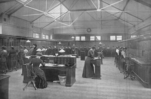 In het Postkantoor Centrale Telefooncentrale, City of London, c1903 door Unbekannt