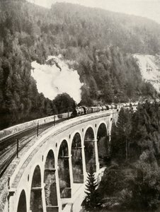 In de Semmering Vallei, Oostenrijk. Een goederentrein die de gebogen Gamperl Viaduct oversteekt door Unbekannt