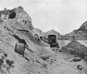 Binnen in het verwoeste fort van Sedd el Bahr, 1915 door Unbekannt