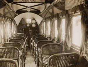 Interieur van een passagiersvliegtuig uitgerust met Napier-motoren, circa 1920s door Unbekannt
