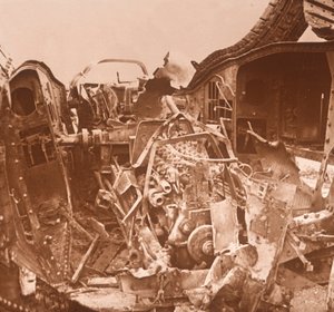 Interieur van een tank die is opengescheurd, c1914-c1918