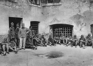 Italiaanse gevangenen in Ljubljana Laibach-kasteel, Eerste Wereldoorlog, 1915 door Unbekannt
