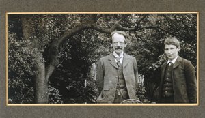 J J Thomson met zijn zoon, George, circa 1909 door Unbekannt