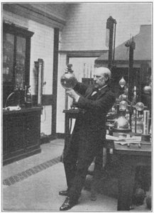 James Dewar, Schotse chemicus en natuurkundige in zijn laboratorium, ca. 1890