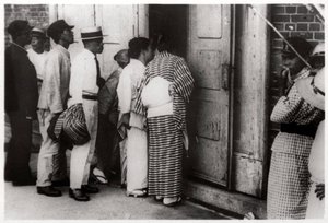 Japanse menigte kijkt in de Zeppelin-hangar, Kasumigaura, Japan, 1929 1933 door Unbekannt