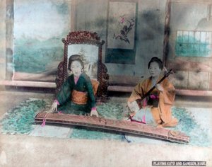 Japanse muziek: vrouwen spelen Koto en Samisen, Kobe, Japan door Unbekannt