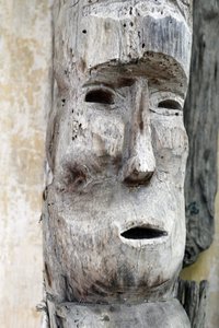 Jarai (Gia Rai) etnische groep. Beschermgeest van een Jarai graf. Houten standbeeld. Kon Tum. Vietnam door Unbekannt