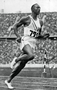 Jesse Owens aan het einde van de 100m op de Olympische Spelen van Berlijn, 1936 door Unbekannt