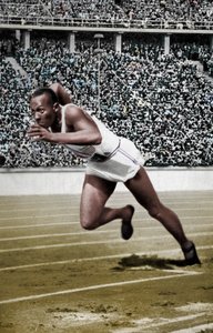 Jesse Owens aan de start van de 200 meter op de Olympische Spelen van Berlijn, 1936