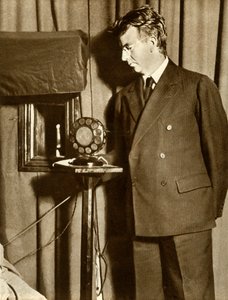 John Logie Baird kijkt naar het eerste toneelstuk dat op televisie wordt uitgezonden, 14 juli 1930, 1935