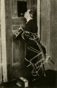 John Nevil Maskelyne voert een geestkastillusie uit, ca. 1910 door Unbekannt