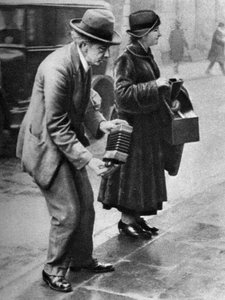 Straatmuzikant met concertina, Holborn, Londen, 1926-1927 door Unbekannt