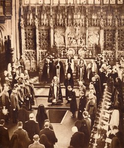 Koning Edward VIII strooit aarde op het graf van zijn vader