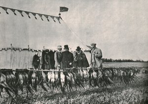 Koning Edward VII inspecteert de vangst op Sherborne Estate, 1902, 1910 door Unbekannt