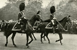 Koning George rijdt met wijlen koning George V en de Prins van Wales, 1928, 1937