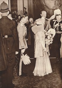 Koning George VI en Koningin Elizabeth verlaten een lunch ter ere van de kroning, 1937