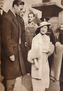 Koning George VI en koningin Elizabeth verlaten een repetitie van hun kroning, 1937