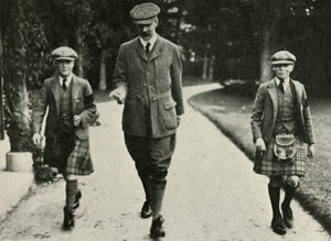 Koning George VI en de Ex-Koning Edward VIII met hun leraar Mr. Hansel, 1911, 1937 door Unbekannt