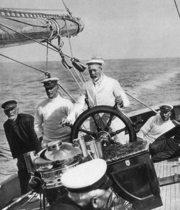 Koning George V aan het roer van zijn jacht Britannia, ca. 1930s