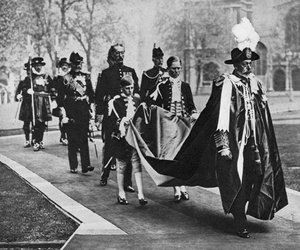 Koning George V in zijn gewaden als soeverein van de Orde van het Bad, ca. 1930s