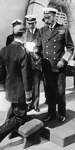 Koning George V riddert Vice-admiraal Pakenham aan boord van HMS Princess Royal, c1930s door Unbekannt
