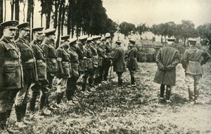 Koning George V bezoekt geallieerde troepen aan het front, Eerste Wereldoorlog, 1915, ca. 1920