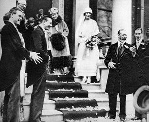 Koning George V wenst prinses Maud het beste toe als ze op huwelijksreis vertrekt, 1923
