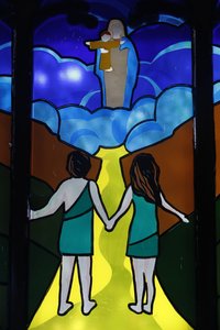 Glas-in-loodraam. Adam en Eva, verdrijving uit het Paradijs. Kon Tum. Vietnam