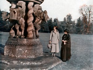 Lady Elizabeth Bowes-Lyon en de gravin van Strathmore, Glamis Castle, Schotland, 1923 door Unbekannt