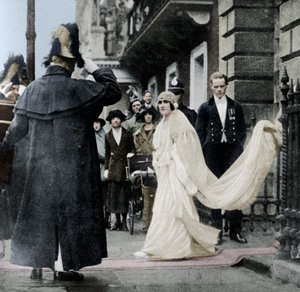 Lady Elizabeth Bowes-Lyon op weg naar haar huwelijk in Westminster Abbey, 26 april 1923, 1937